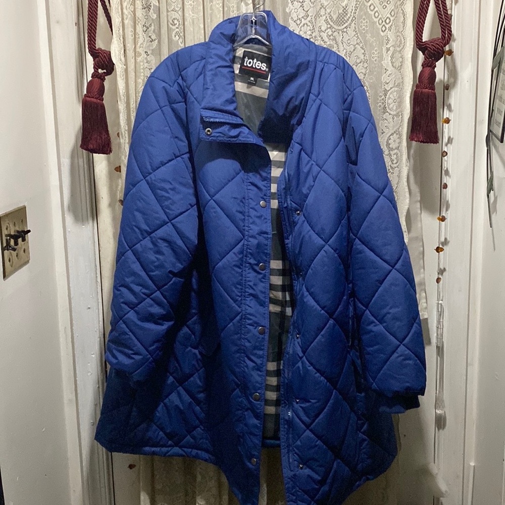 TOTES-LIKE NEW…BLUE QUILT JACKET W/GREY PLAID LINING